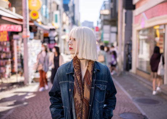 Azjatycki Streetwear: Kurtka Skórzana i Denimowa w Roli Głównej – Jak Stworzyć Wyjątkową Stylizację?